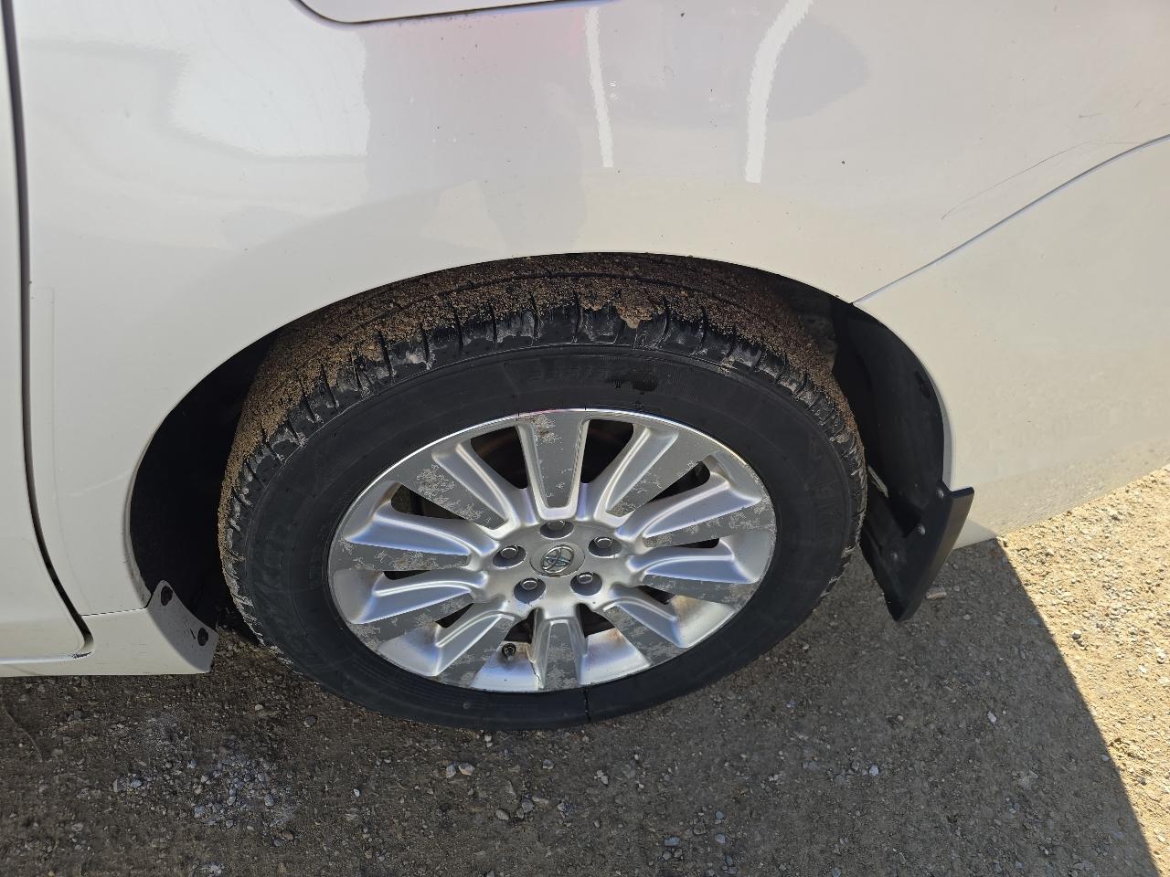 Toyota Sienna 5dr 7-Pass Van XLE Premium AWD (Natl) 2016