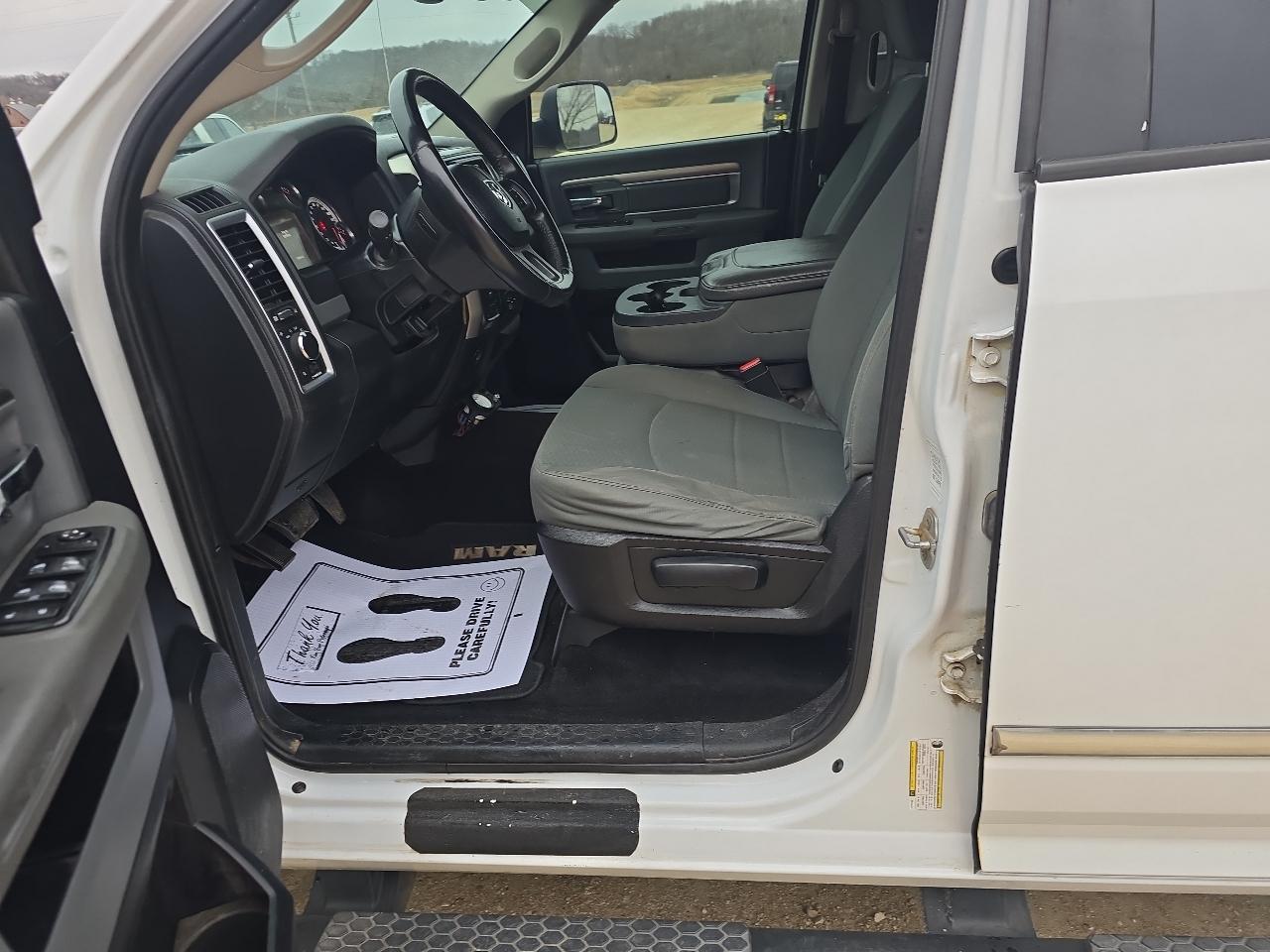 RAM 1500 4WD Crew Cab 140.5" SLT 2014