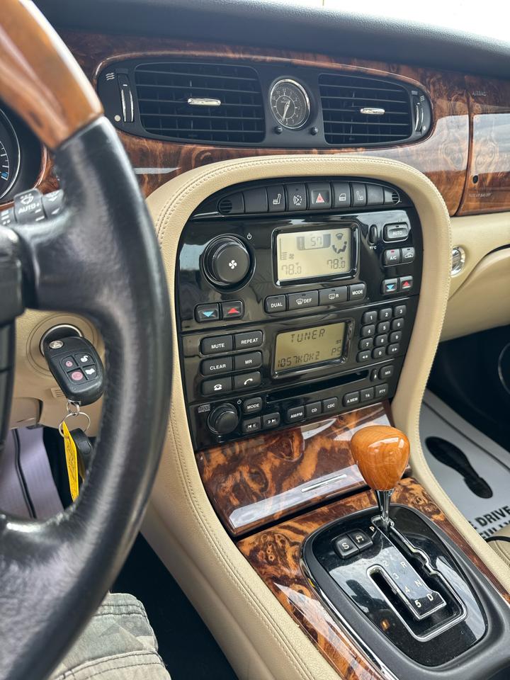 Jaguar XJ 4dr Sdn XJ8 L 2007