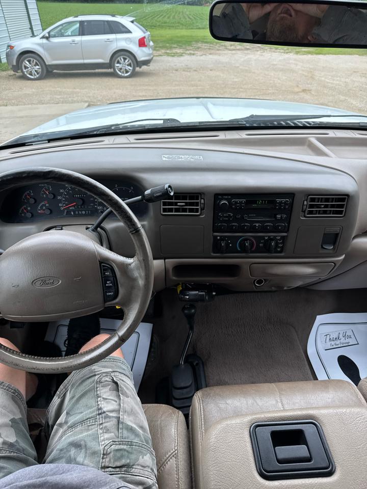 Ford Super Duty F-350 DRW Lariat 4WD Crew Cab 8' Box 2000