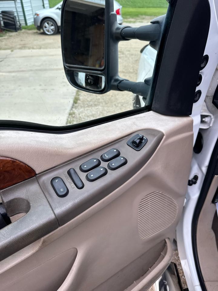 Ford Super Duty F-350 DRW Lariat 4WD Crew Cab 8' Box 2000
