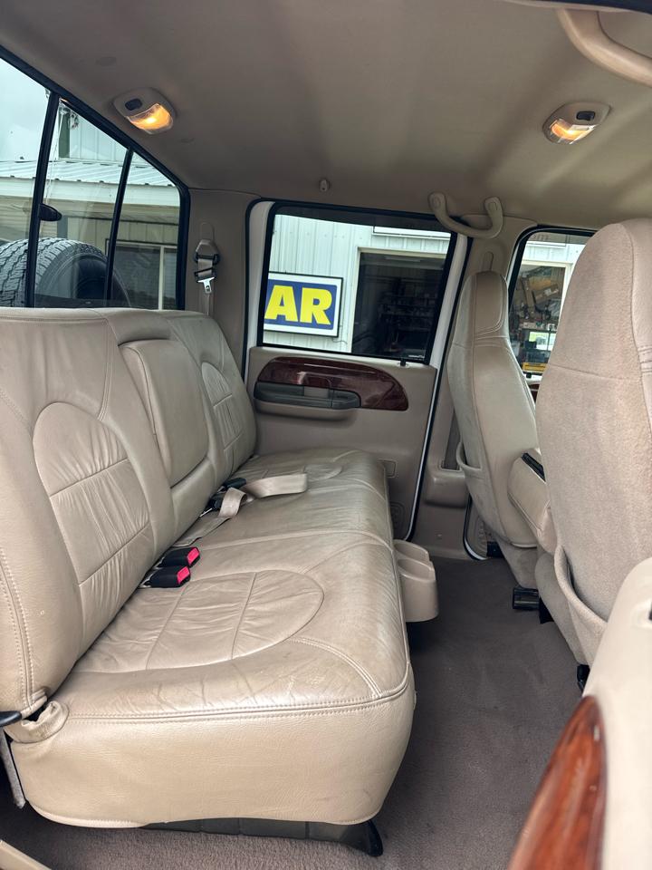 Ford Super Duty F-350 DRW Lariat 4WD Crew Cab 8' Box 2000
