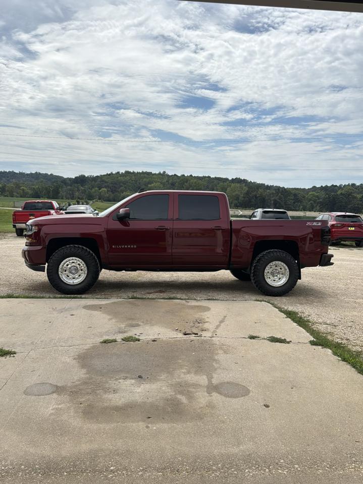 Chevrolet Silverado 1500 4WD Crew Cab 143.5" LT w/2LT 2017