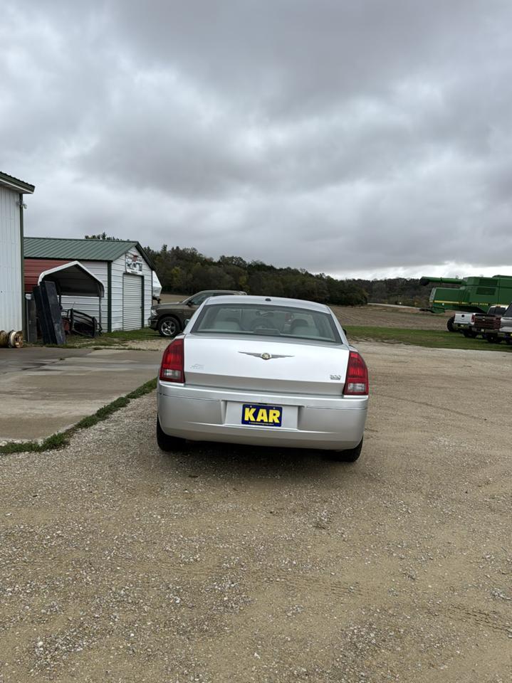 Chrysler 300 4dr Sdn 300 Touring RWD 2007
