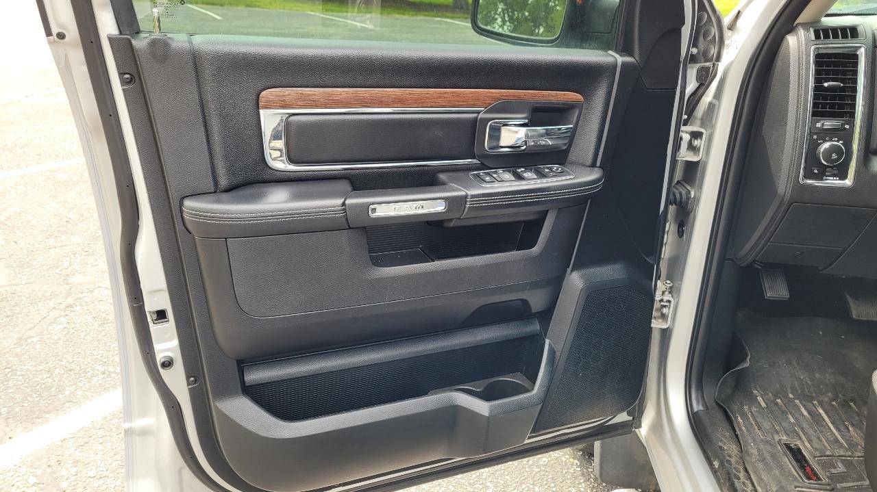 RAM 1500 Laramie 4x4 Crew Cab 6'4" Box 2017