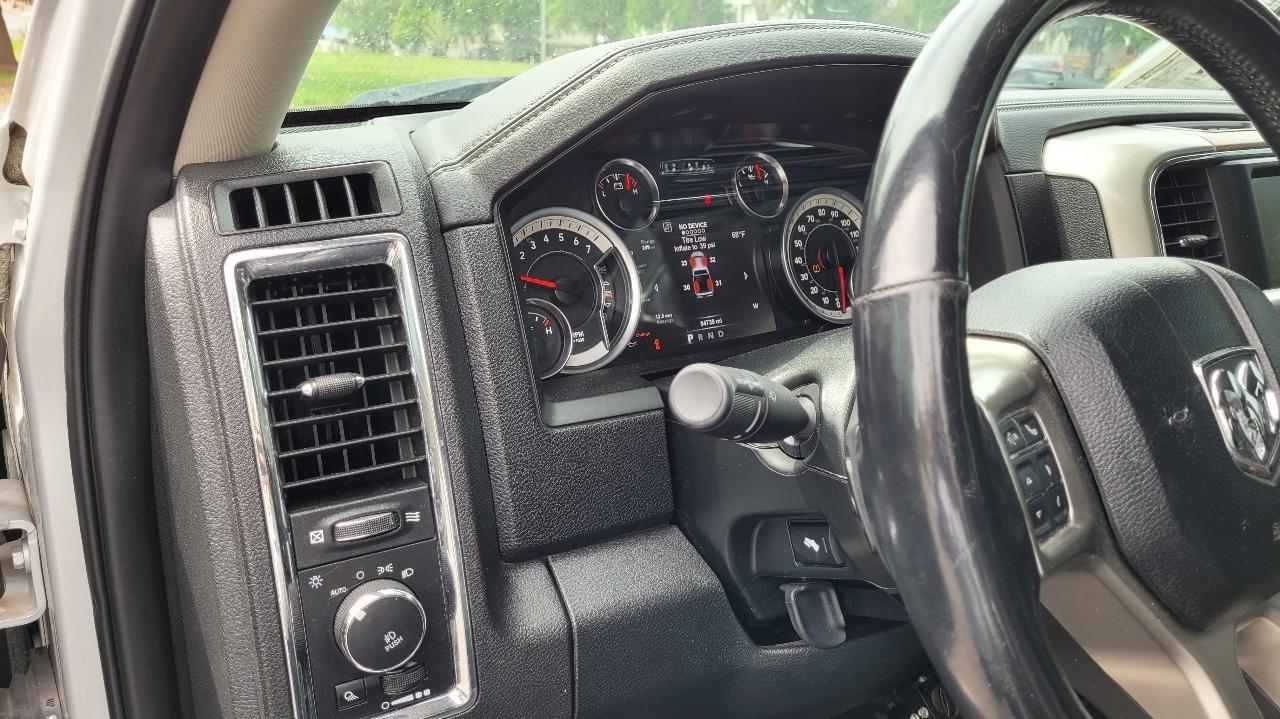 RAM 1500 Laramie 4x4 Crew Cab 6'4" Box 2017