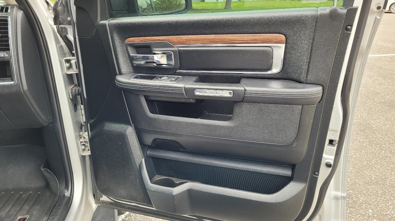 RAM 1500 Laramie 4x4 Crew Cab 6'4" Box 2017