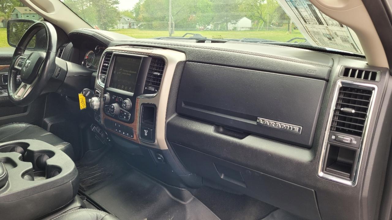 RAM 1500 Laramie 4x4 Crew Cab 6'4" Box 2017