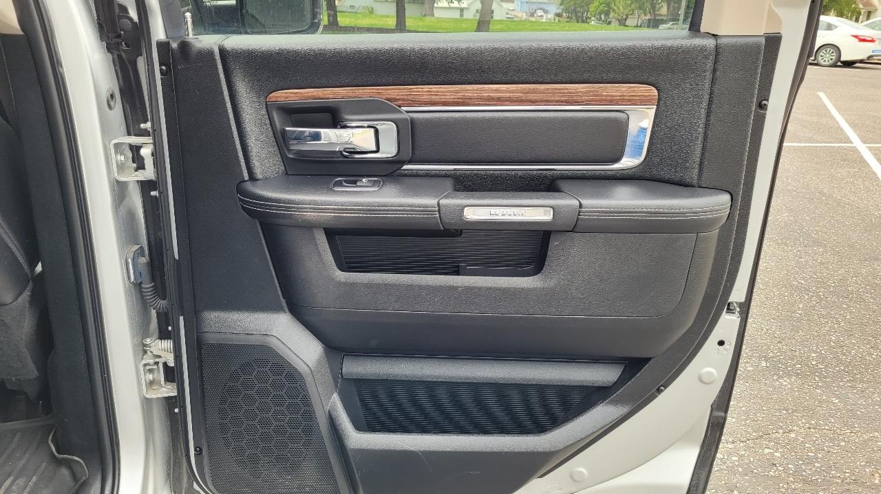 RAM 1500 Laramie 4x4 Crew Cab 6'4" Box 2017