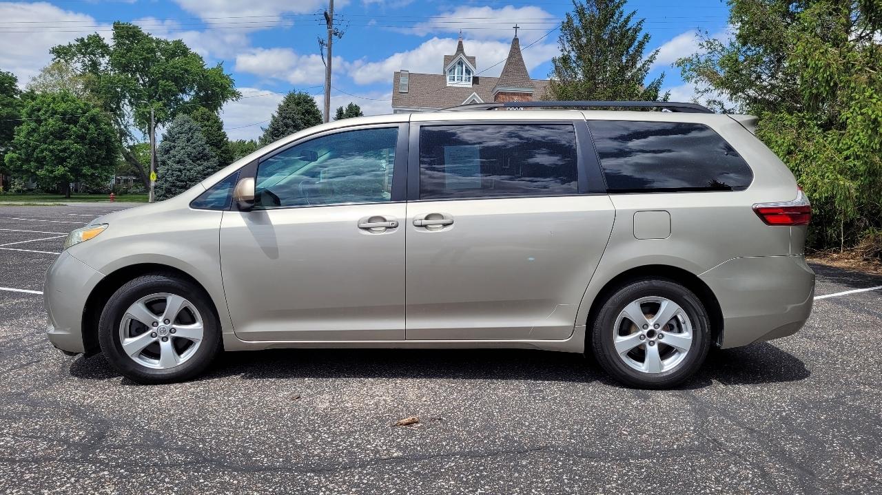 Toyota Sienna LE FWD 8-Passenger (Natl) 2017