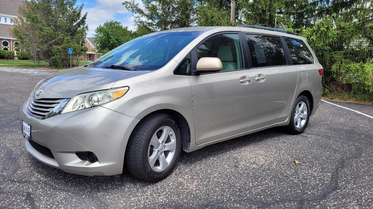 Toyota Sienna LE FWD 8-Passenger (Natl) 2017