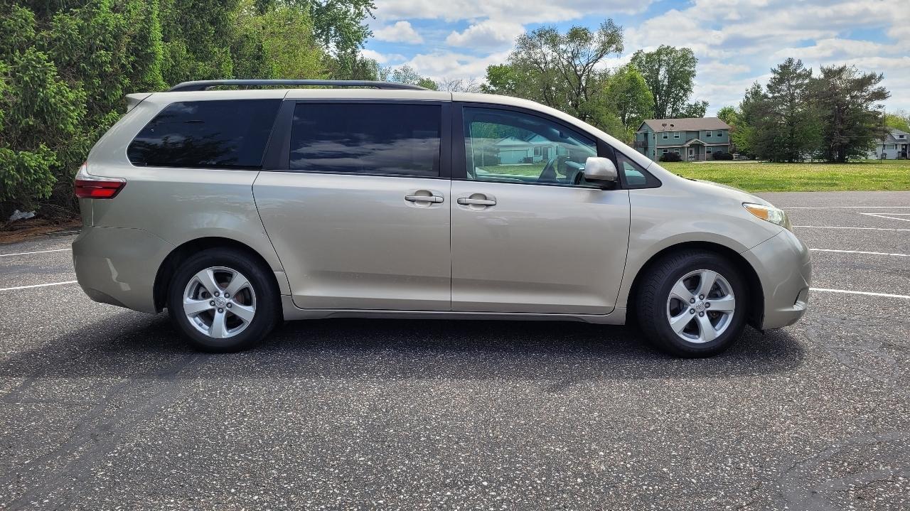 Toyota Sienna LE FWD 8-Passenger (Natl) 2017