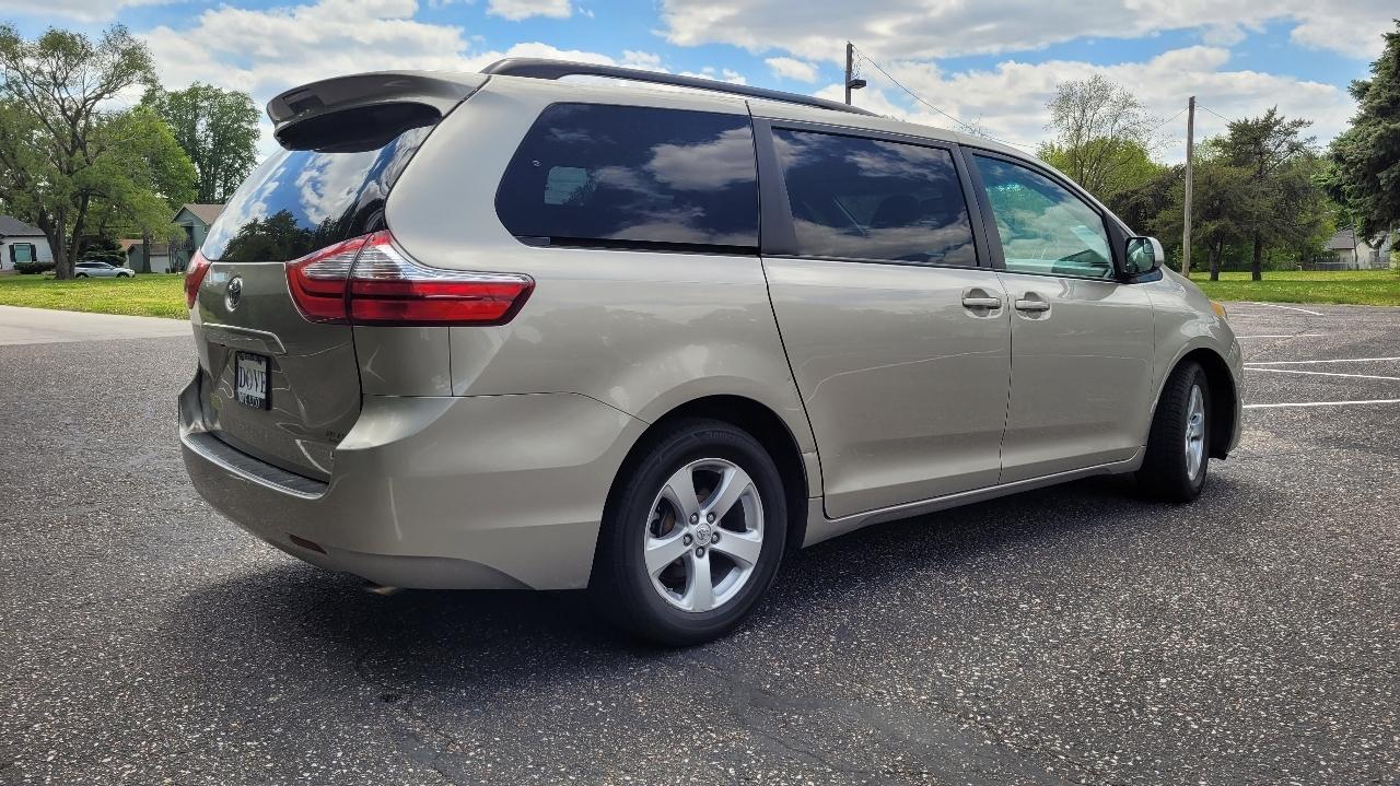 Toyota Sienna LE FWD 8-Passenger (Natl) 2017