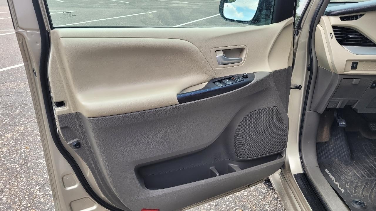 Toyota Sienna LE FWD 8-Passenger (Natl) 2017