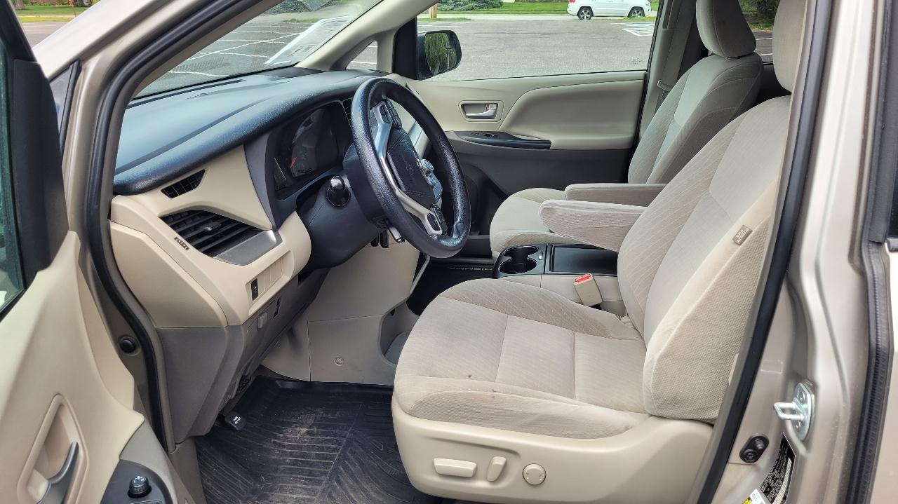 Toyota Sienna LE FWD 8-Passenger (Natl) 2017