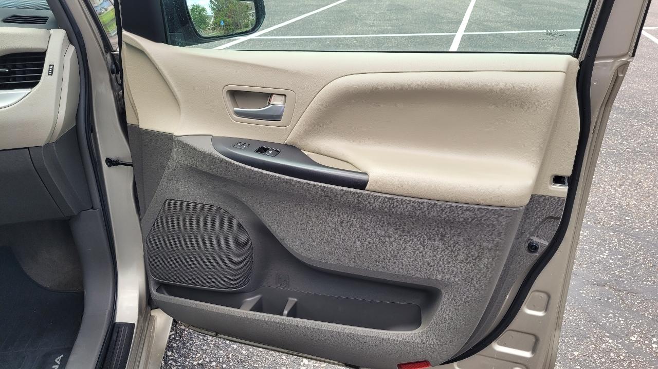 Toyota Sienna LE FWD 8-Passenger (Natl) 2017