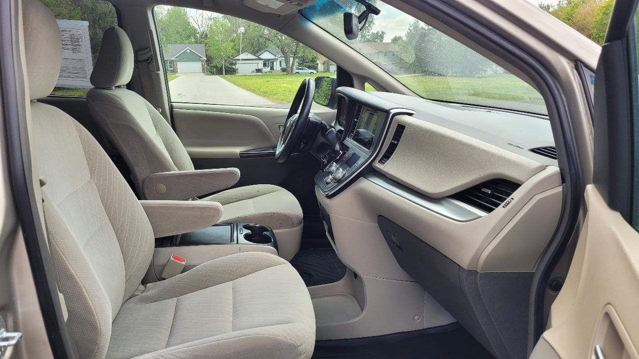 Toyota Sienna LE FWD 8-Passenger (Natl) 2017