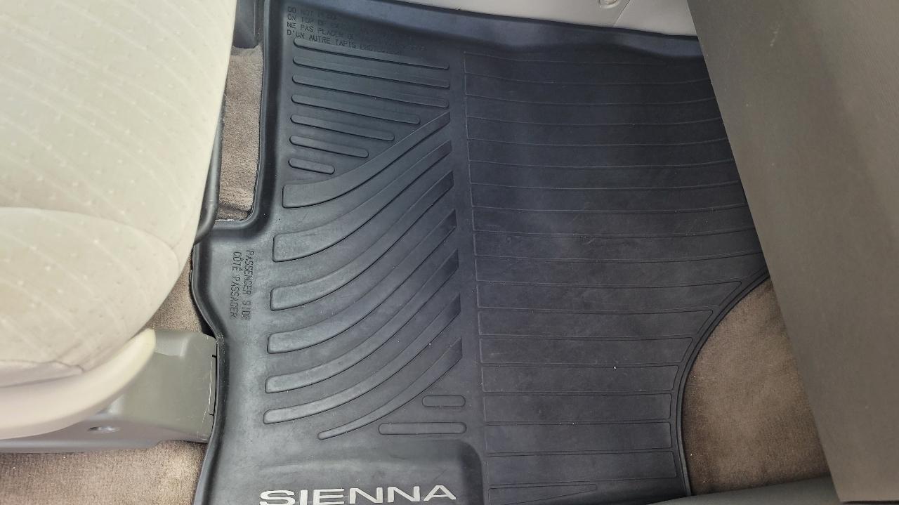 Toyota Sienna LE FWD 8-Passenger (Natl) 2017