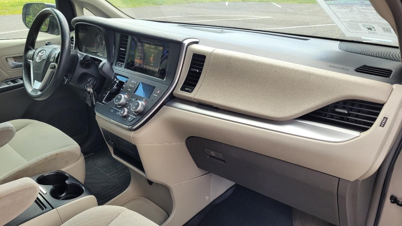 Toyota Sienna LE FWD 8-Passenger (Natl) 2017