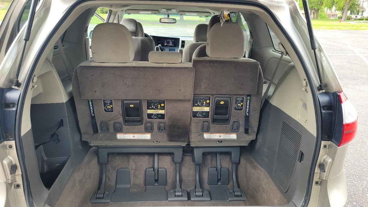 Toyota Sienna LE FWD 8-Passenger (Natl) 2017