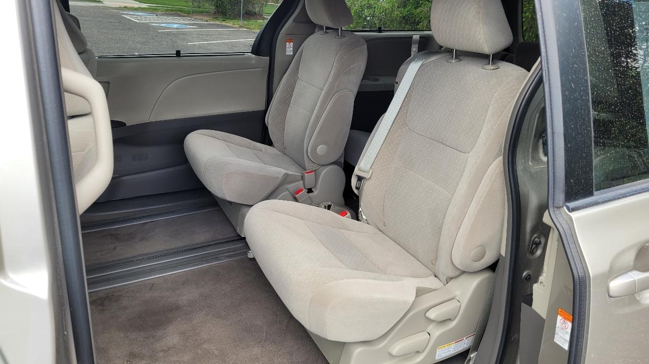 Toyota Sienna LE FWD 8-Passenger (Natl) 2017