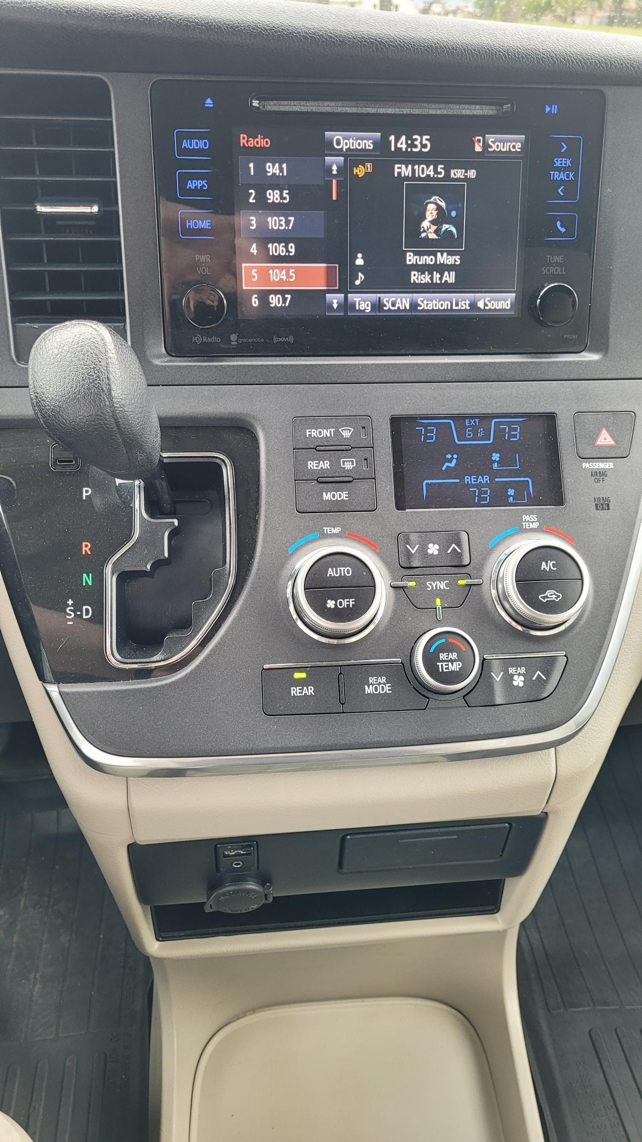 Toyota Sienna LE FWD 8-Passenger (Natl) 2017
