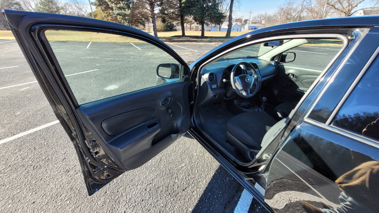 Nissan Versa 4dr Sdn Manual 1.6 S 2015