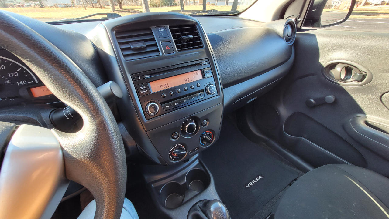 Nissan Versa 4dr Sdn Manual 1.6 S 2015