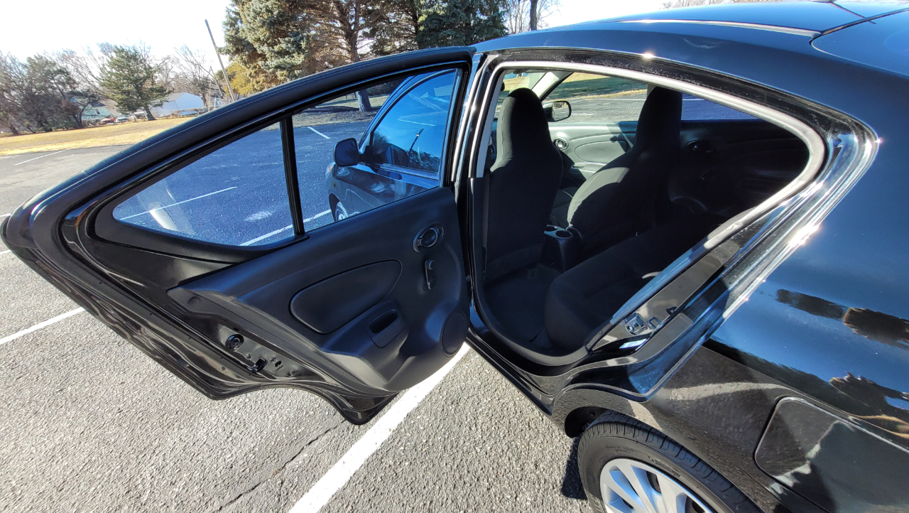 Nissan Versa 4dr Sdn Manual 1.6 S 2015