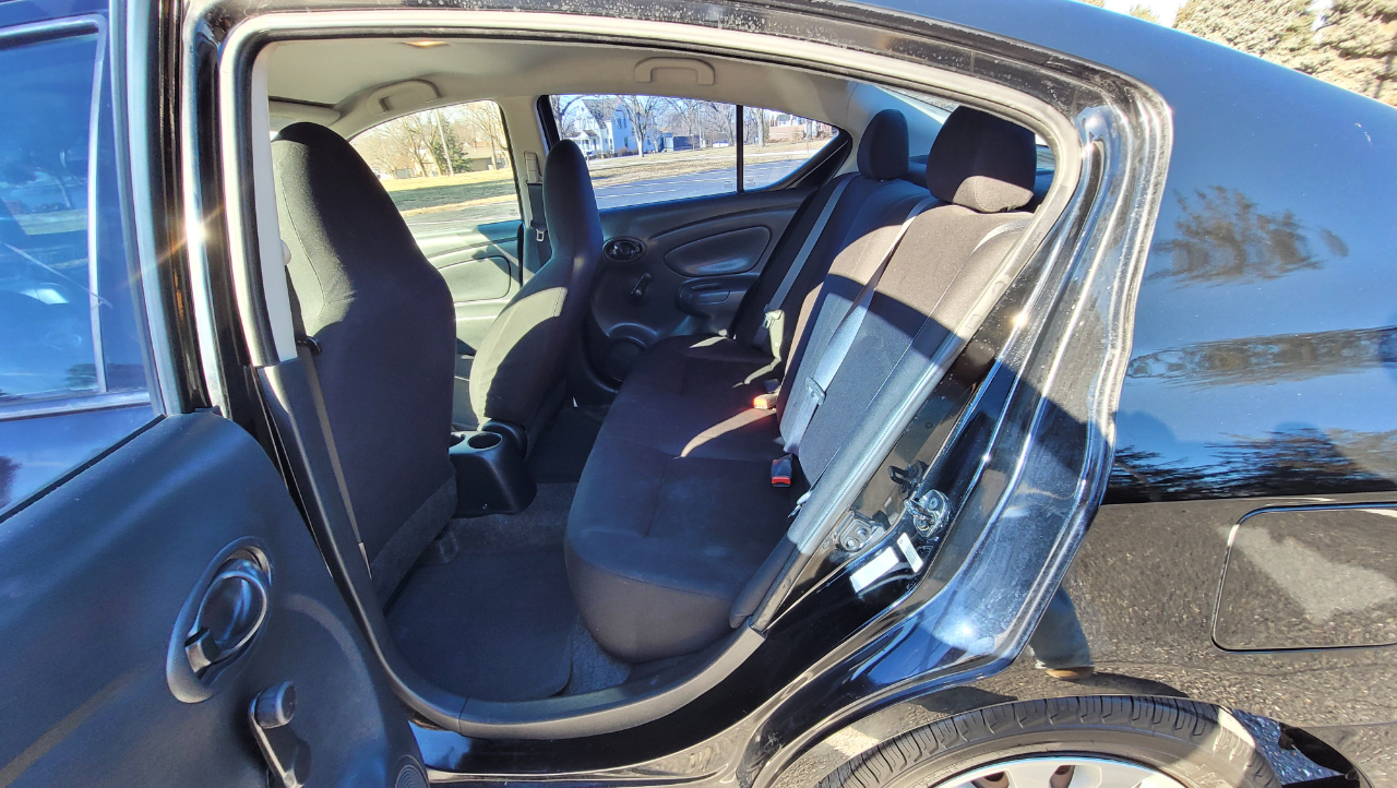 Nissan Versa 4dr Sdn Manual 1.6 S 2015