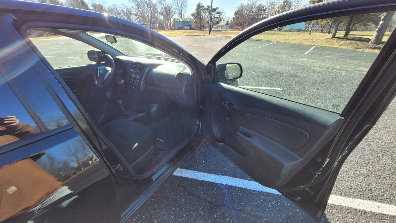 Nissan Versa 4dr Sdn Manual 1.6 S 2015