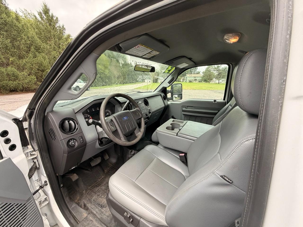 Ford Super Duty F-350 SRW 2WD Reg Cab 137" XLT 2013