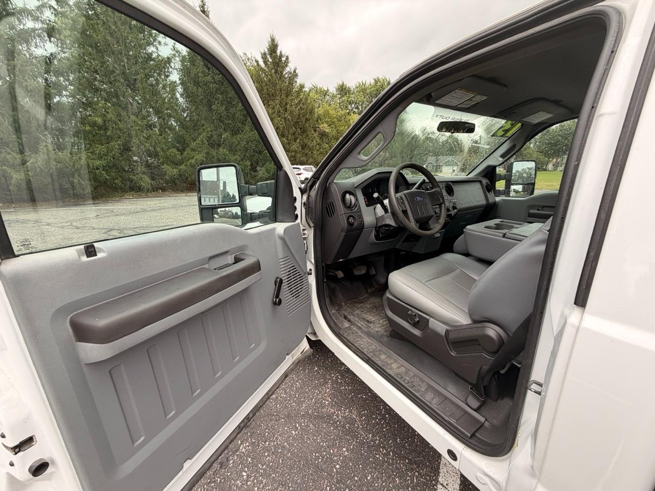 Ford Super Duty F-350 SRW 2WD Reg Cab 137" XLT 2013