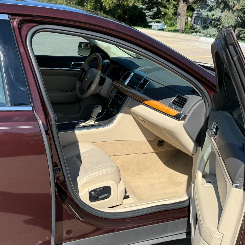 Lincoln MKS  2010