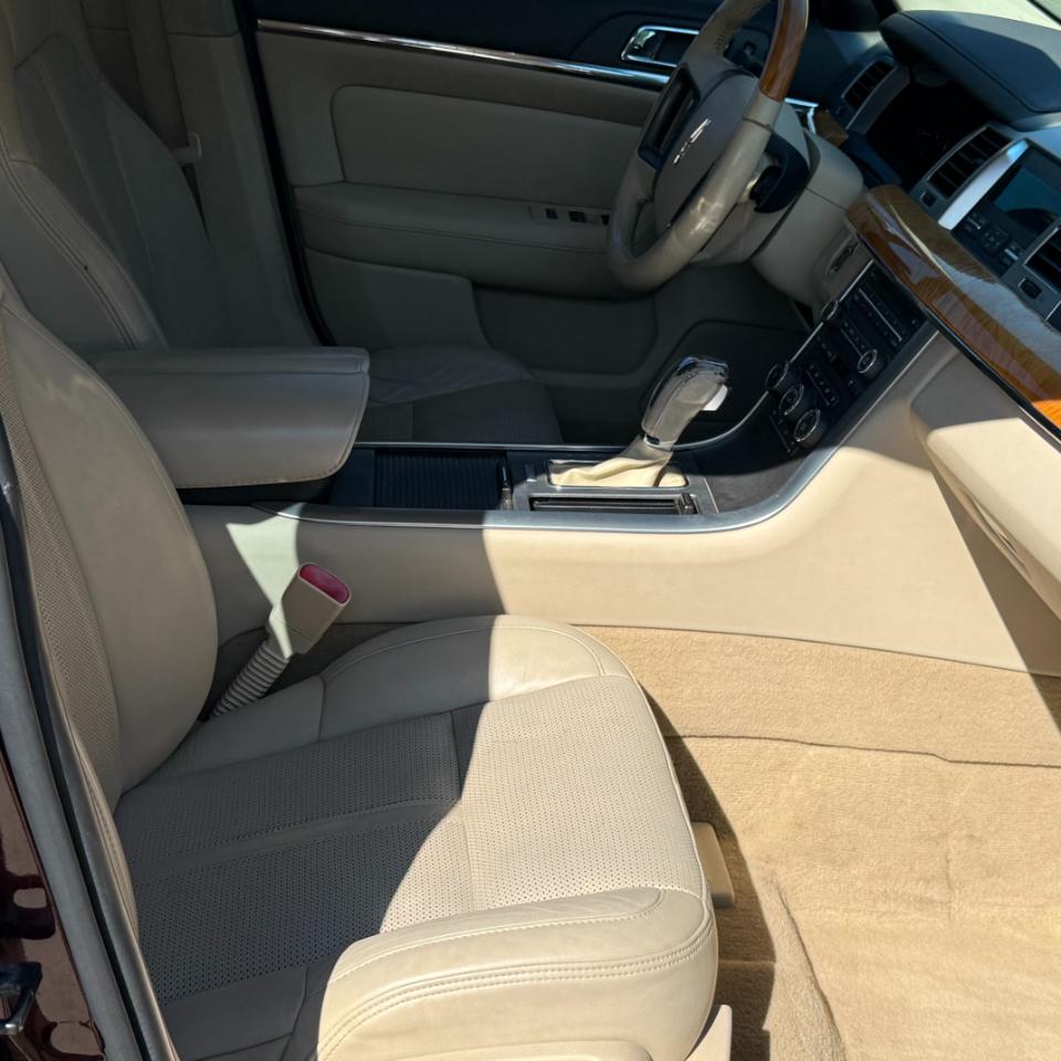 Lincoln MKS  2010
