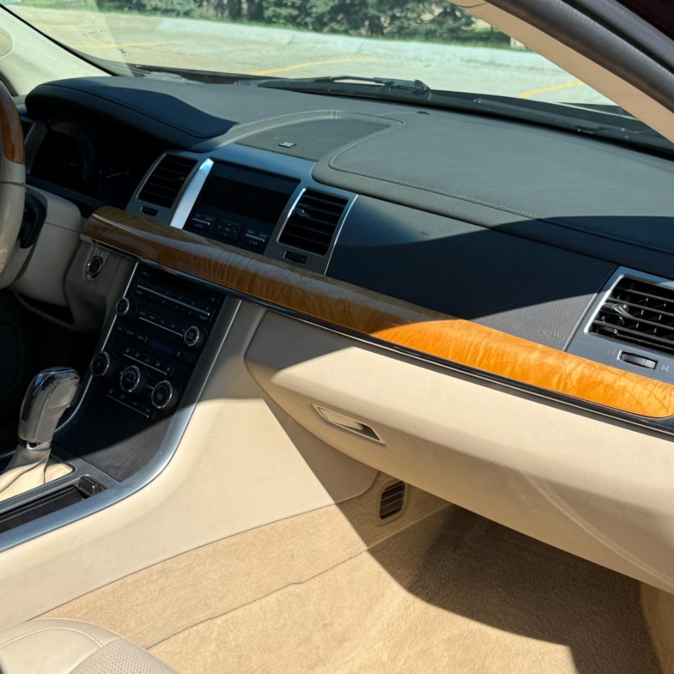Lincoln MKS  2010