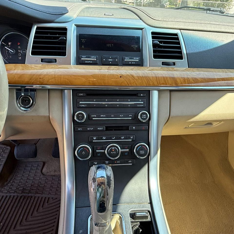 Lincoln MKS  2010