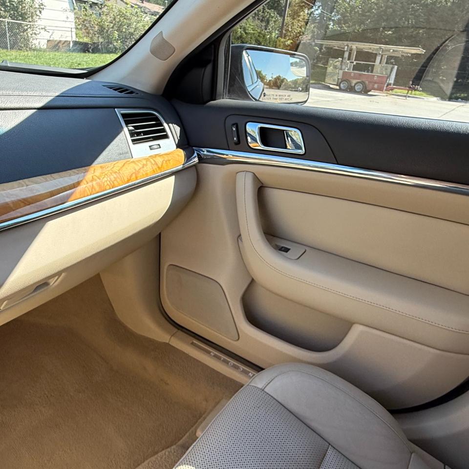Lincoln MKS  2010