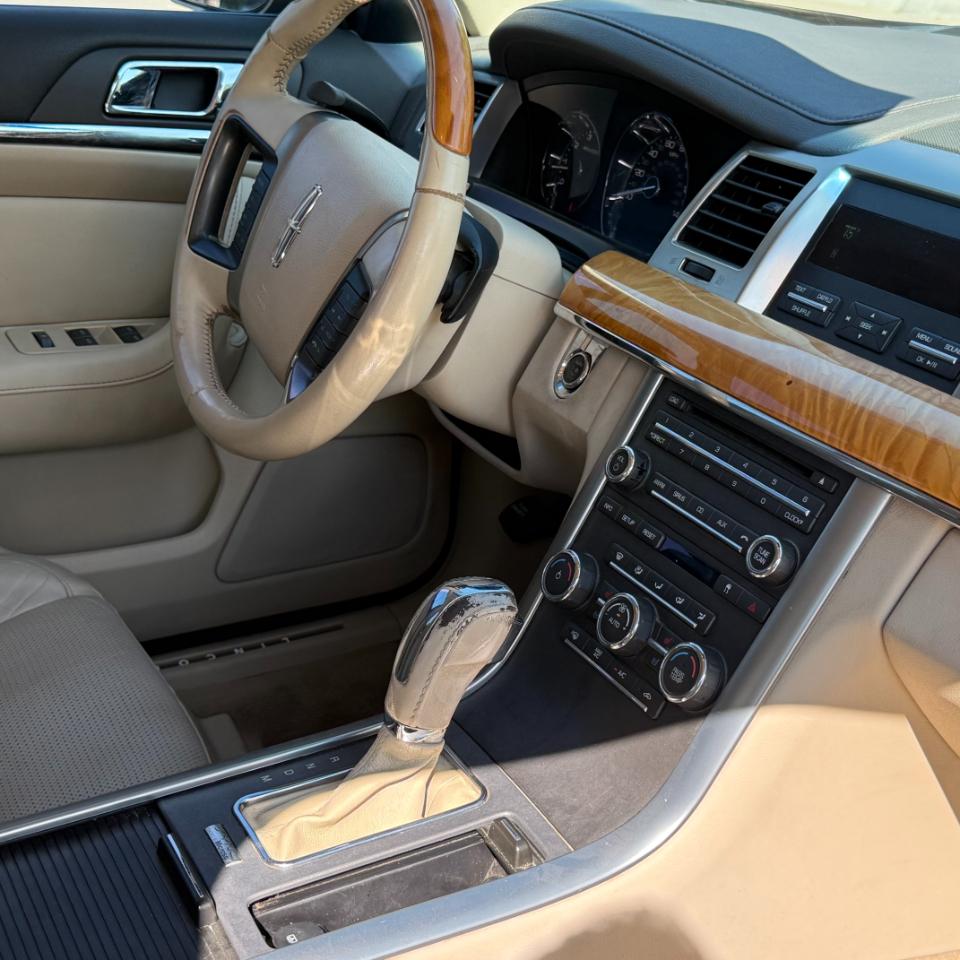 Lincoln MKS  2010