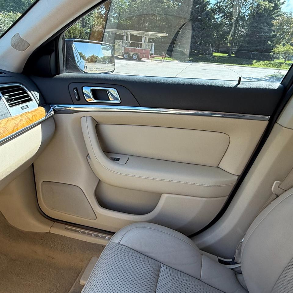Lincoln MKS  2010