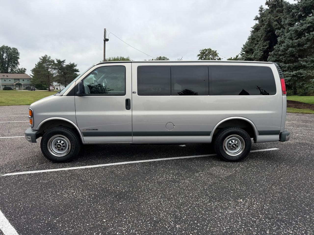 Chevrolet Express Van 2500 135" WB 1998