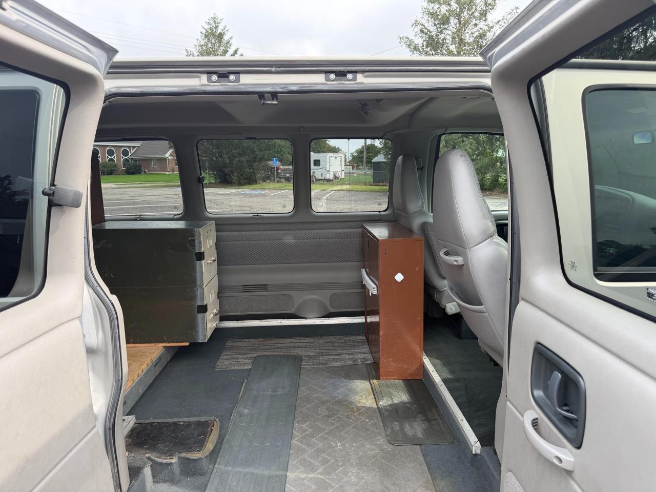 Chevrolet Express Van 2500 135" WB 1998