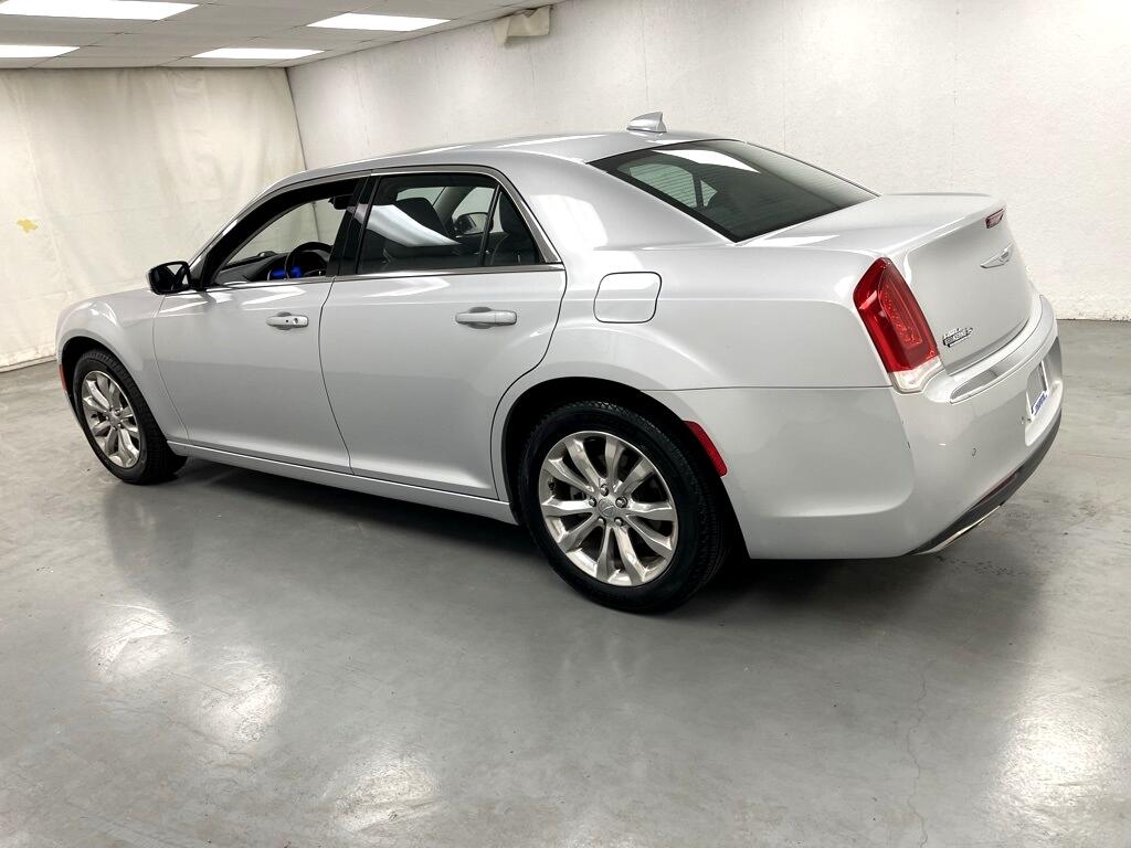 2021 Chrysler 300 Touring photo 3