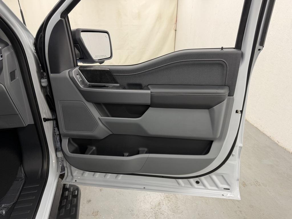 Ford F-150 Lightning  2025