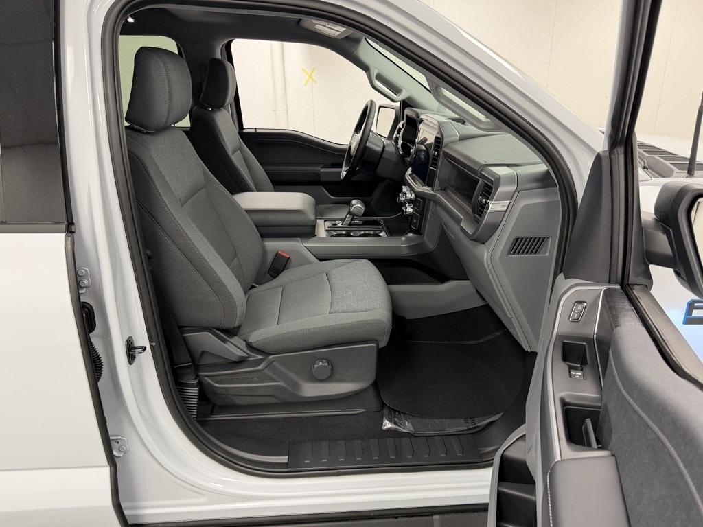 Ford F-150 Lightning  2025