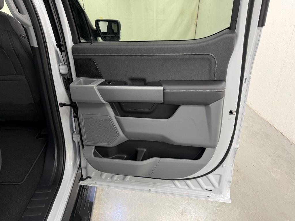 Ford F-150 Lightning  2025