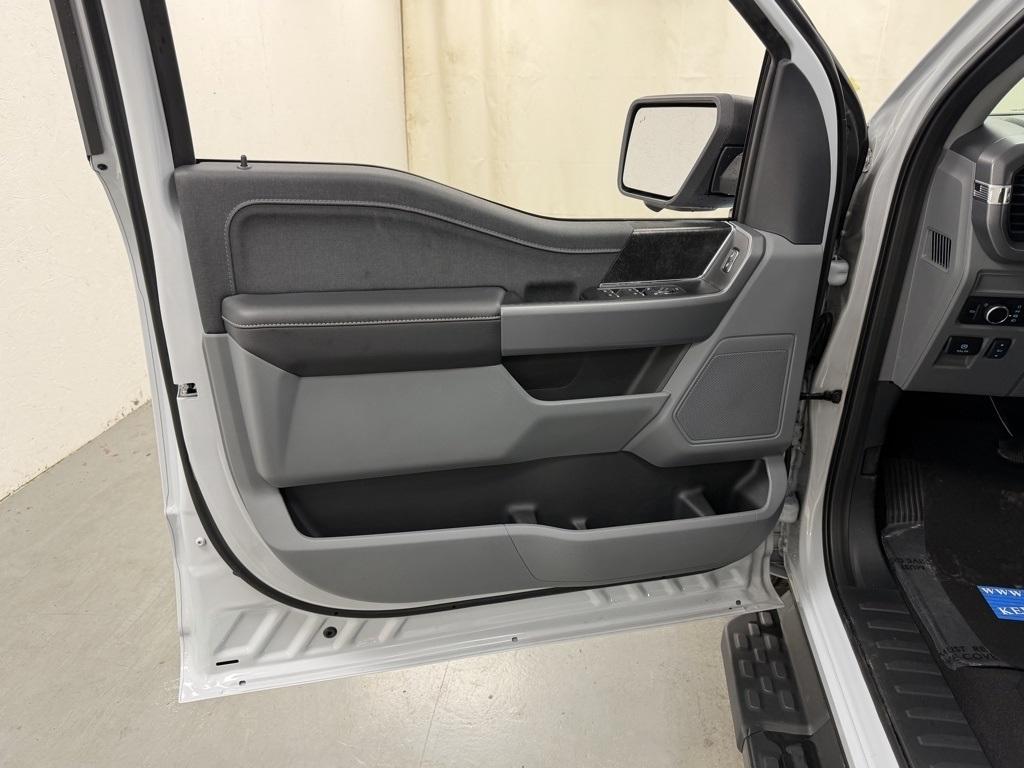 Ford F-150 Lightning  2025