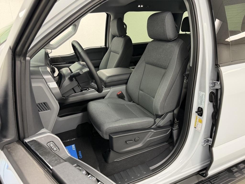 Ford F-150 Lightning  2025