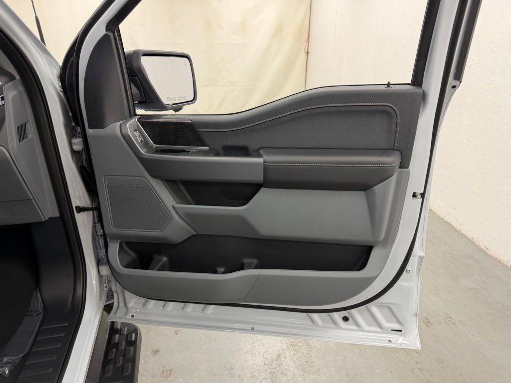 Ford F-150 Lightning  2025