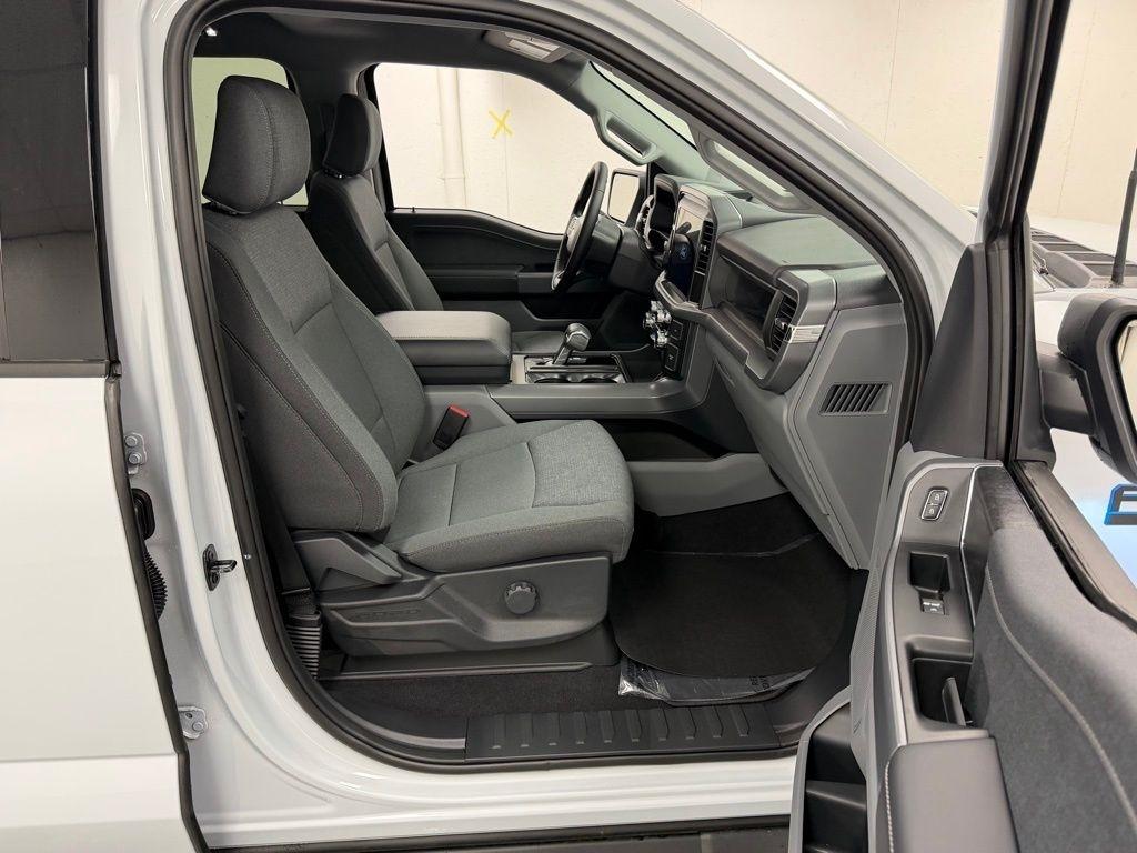 Ford F-150 Lightning  2025